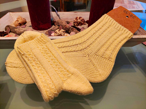 Handgestrickte socken paar - handgestrickte,